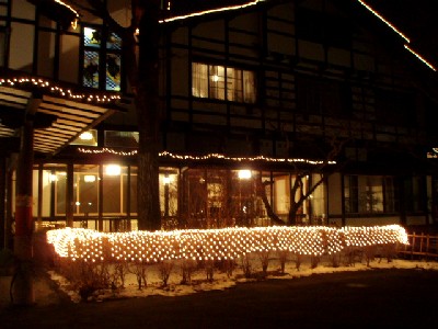 万平ホテル玄関の夜景・右