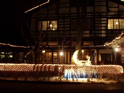 万平ホテル玄関の夜景・左