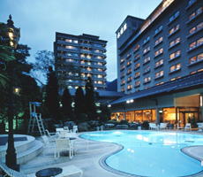 山紫水明の地、飛騨の山懐に抱かれ、清流飛騨川に沿って建つ水明館