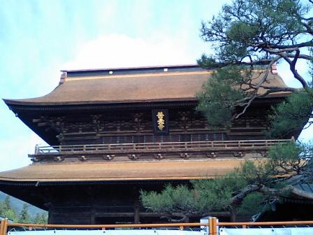 善光寺門　屋根修復中