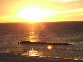 亀や部屋からの夕日