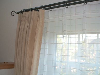 カーテン　ちょっと斜めから
