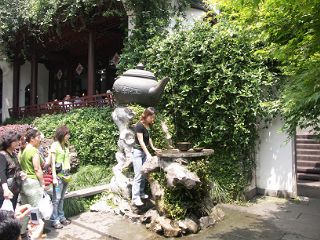 虎ホウ泉の水汲み場