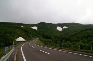 根雪の残る横断道路