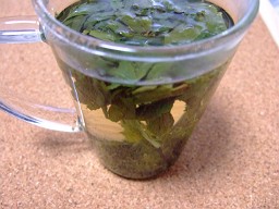 六安瓜片をコップで