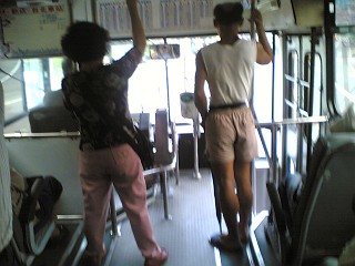 坪林行き<br />
のバス車内