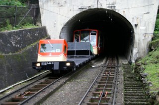 すれ違うケーブルカー