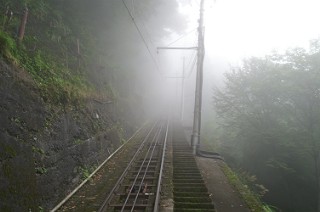 霧の中を行くケーブルカー