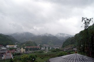 庭園から望む坪林の景色