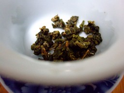 蓋碗に入った金萱茶葉