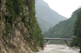 長春祠から対岸を望む