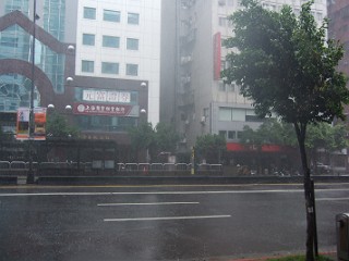 大雨の台北