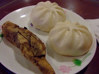 長栄ラウンジの肉まんと焼き芋