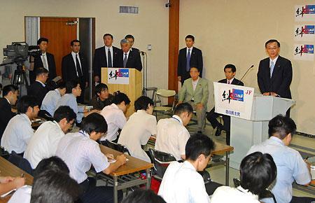 記者会見で自民党総裁選出馬を正式に表明する谷垣財務相＝7月27日午後，自民党本部