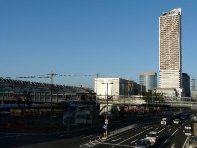 岐阜シティ・タワー43(右)とJR岐阜駅(左)。