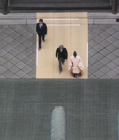 参拝のため拝殿から本殿（手前）に向かう小泉純一郎首相（中央）＝8月15日午前7時47分，靖国神社