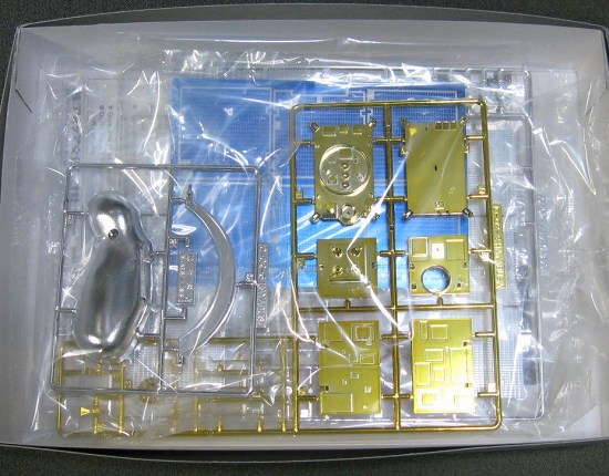 アオシマ製プラモデル小惑星探査機「はやぶさ」特別メッキ版