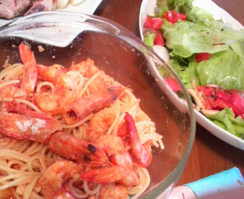 海老とイカのトマトソースパスタ＆サラダ