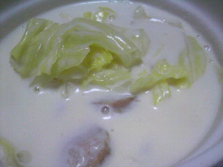キャベツとソーセージのクリームスープ
