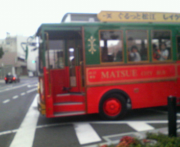 赤いレトロデザインのバス