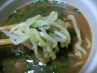 太目の縮れ麺