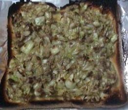 ギョーザの具をパンに乗せたら