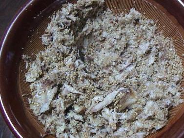 冷汁　ゴマと魚をすりおろす