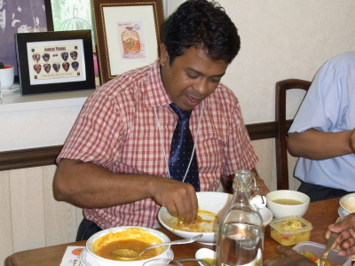 バングラ食べる3.jpg