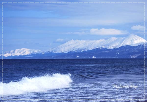 知床連山とオホーツク海.jpg