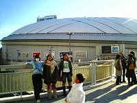 この後ろの屋根でわかりますか?ここの二階にできた〇〇デパに行きました。