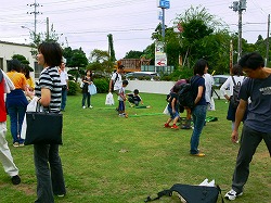 見学終了後、工場の敷地内で遊ぶ　こんなことや・・・