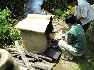カマドでピザを焼く