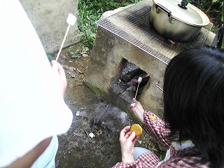 カマドでマシュマロをあぶります~!