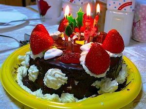 ケーキ2　キャンドルに火をつけて