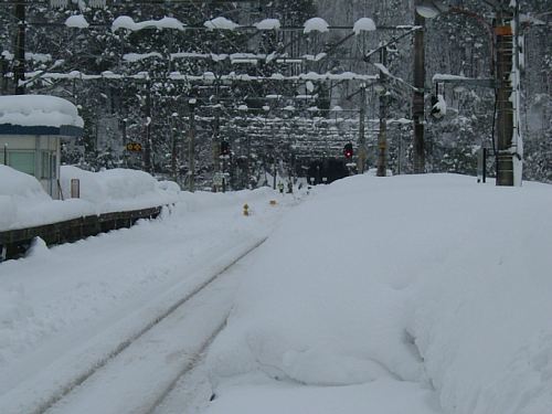 ホームに積もる雪。積もるというより埋もれているという表現が正しいような・・・。