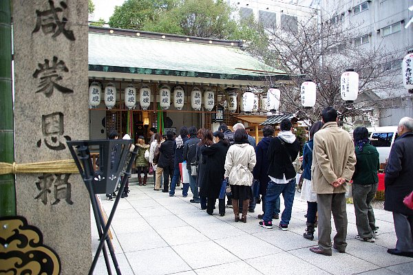 祈りを待つ列