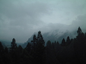 霧と山々