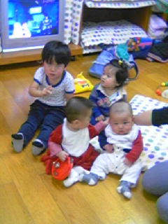 みんなで撮ったよ　後ろの男の子１歳、右の女の子８ヶ月、となりの男の子？４ヶ月くらい？　ゆら７ヶ月タンバリンよりきみが気になる