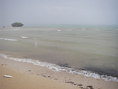 八重山080602_9雨の海