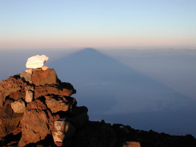 富士山頂から富士山をみる（影富士）