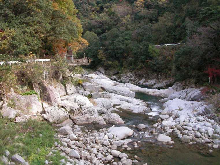 白石と碧き川