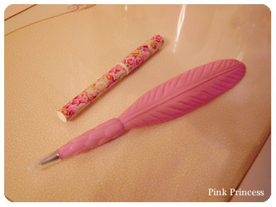 薔薇のボールペンと羽ペン