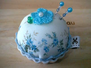 ミニ花型陶器ピンクッション（青）１