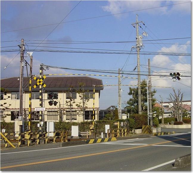 04道路と踏切.JPG