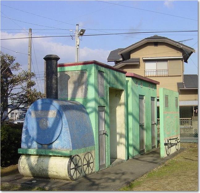 06公園のＳＬトイレ.JPG