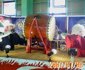 太鼓を叩くロボット