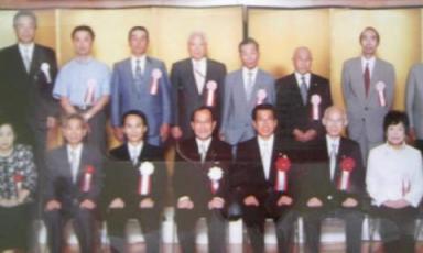 市長表彰の盾の記念写真