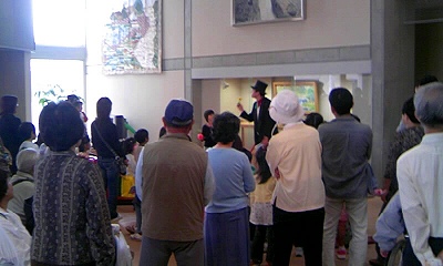 ０７ふれあいマジック人だかり