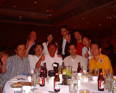 最後のパーティー授賞式各テーブルの仲間や先生方と (3).jpg