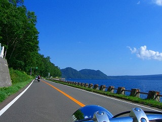 支笏湖沿い